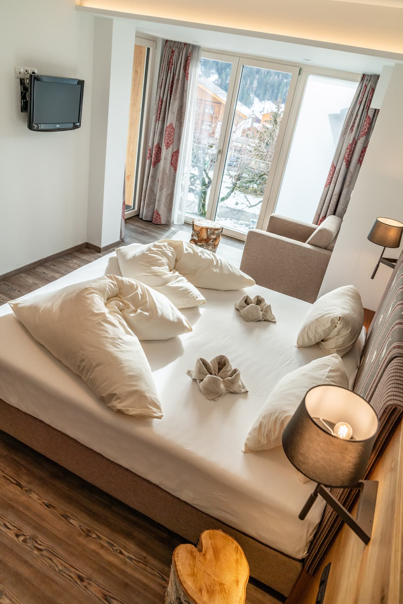 Komfortables Doppelzimmer mit Holzmöbeln und Balkon im Hotel Pehab.