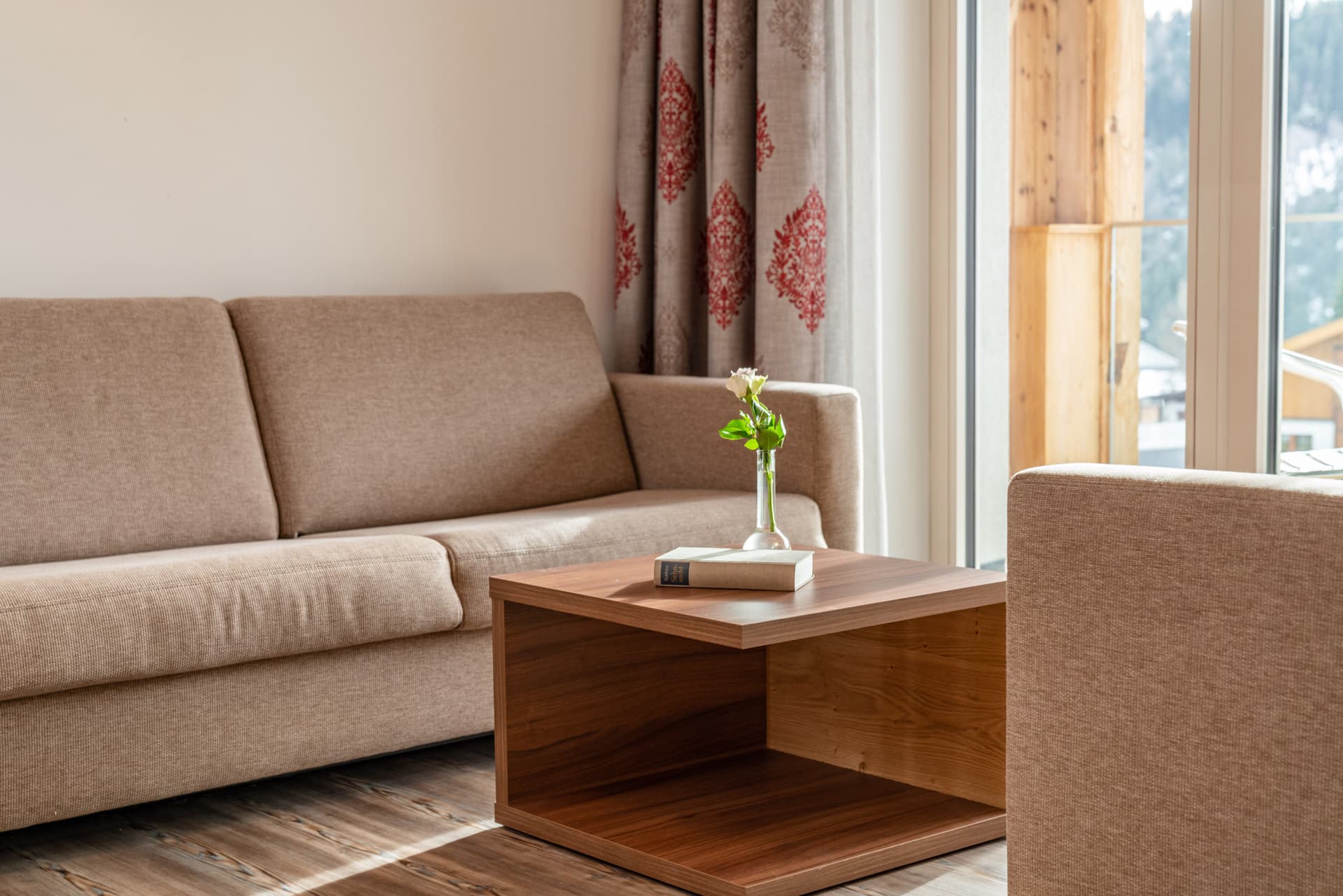 Detailaufnahme eines Doppelbetts mit dekorativer Bettwäsche im Hotel Pehab.