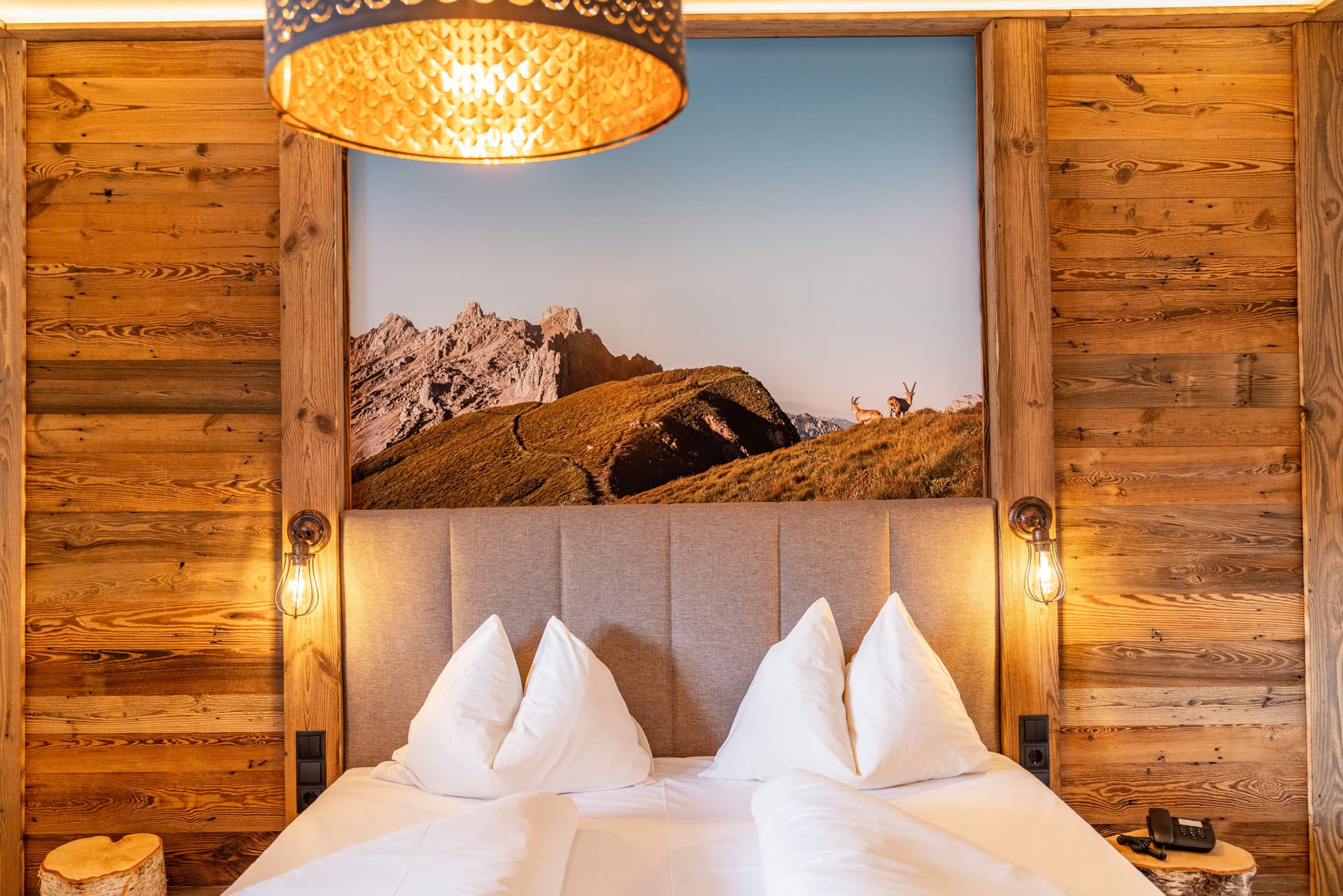 Helles und modernes Doppelzimmer mit Balkonblick im Hotel Pehab.