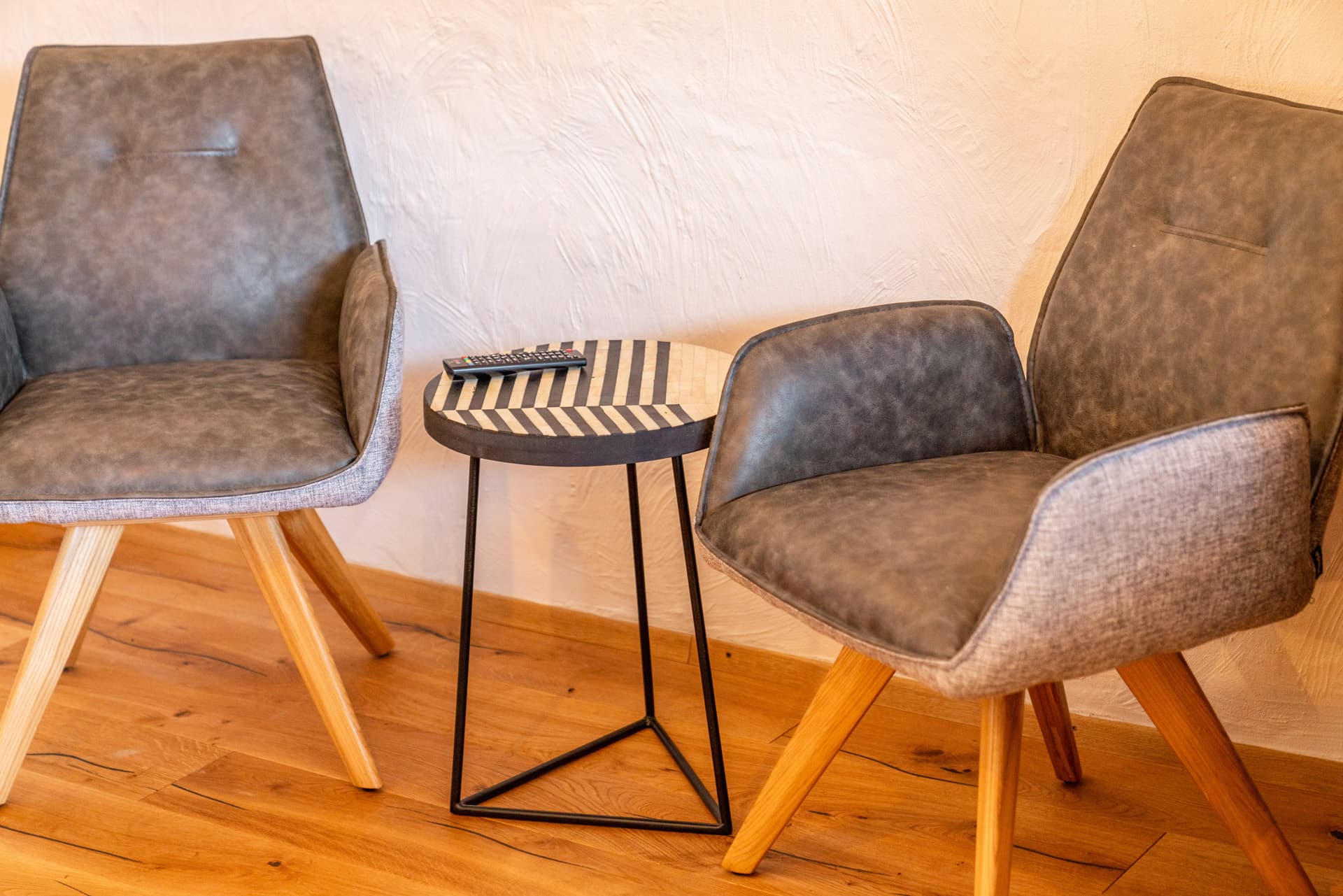 Komfortable Sitzecke und moderner Lampenakzent im Hotel Pehab Zimmer.