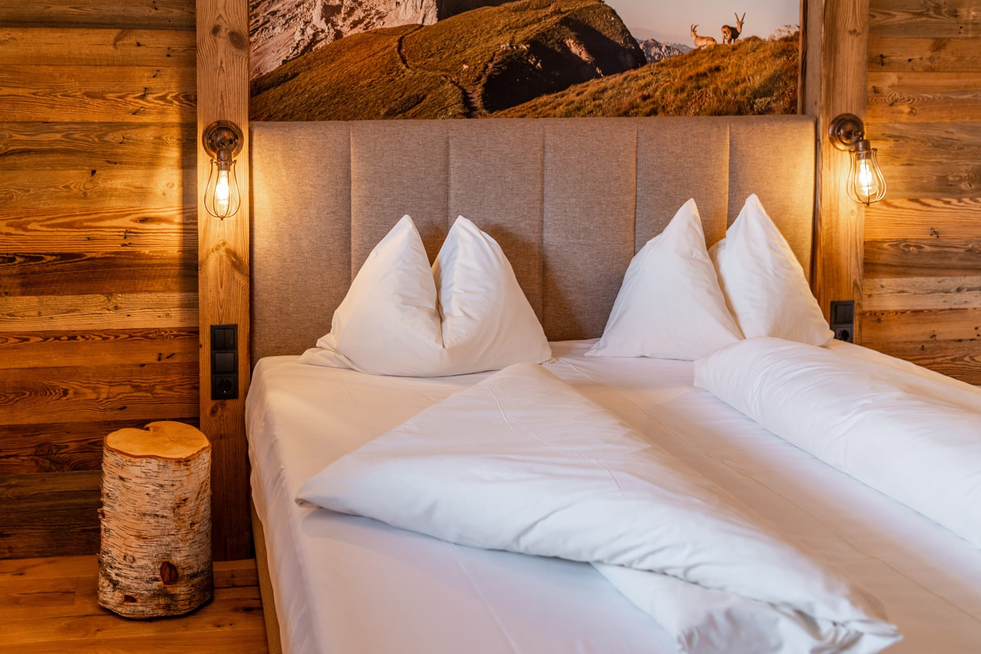 Gemütliches Doppelzimmer mit Holzelementen und warmem Lichtdesign im Hotel Pehab.