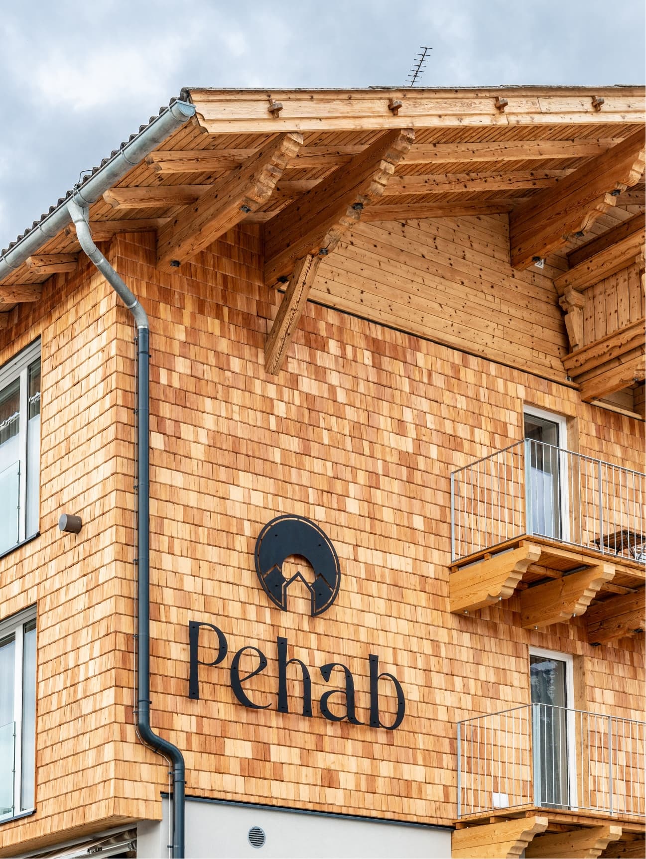 Holzfassade mit dem Pehab-Schild am Gebäude des Hotel Pehab.