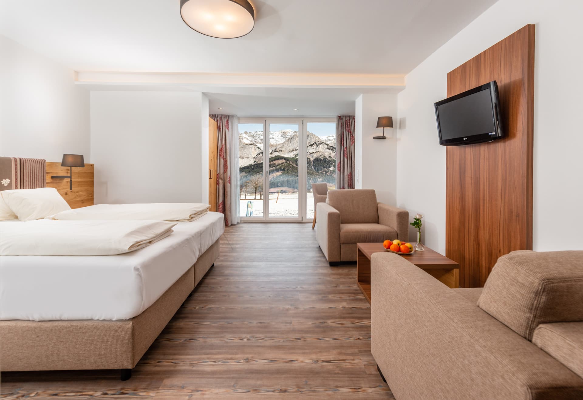 Doppelzimmer mit Sitzgruppe und Balkonblick im Hotel Pehab.