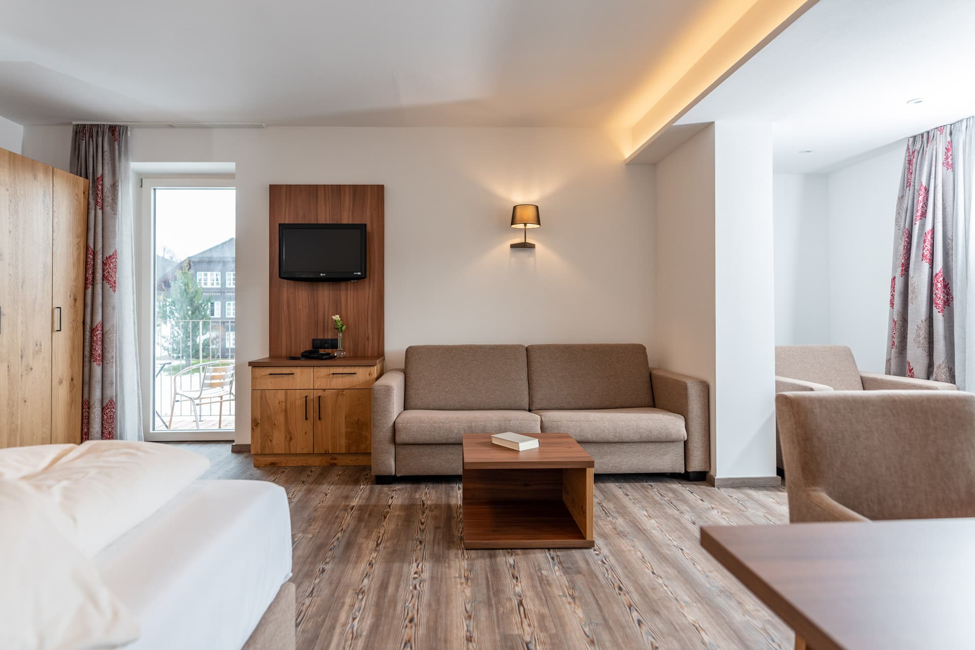 Wohnbereich mit Sofa und Holzdekor im Hotel Pehab.