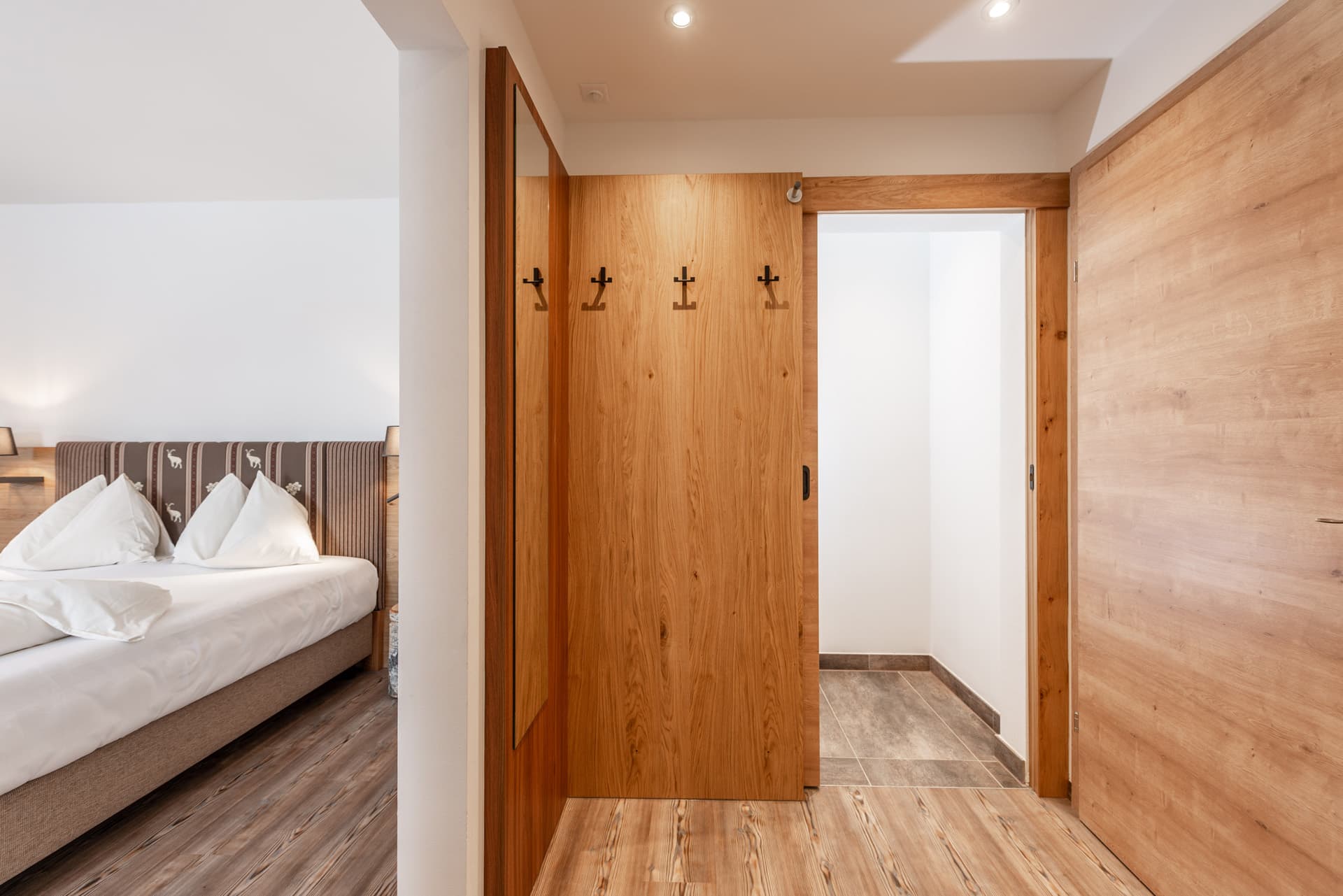 Holzverkleideter Vorraum mit Garderobe im Hotel Pehab.