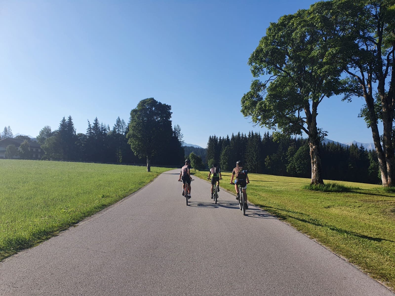 Radfahrer auf einer sonnigen Landstraße in Ramsau am Dachstein nahe dem Hotel Pehab.