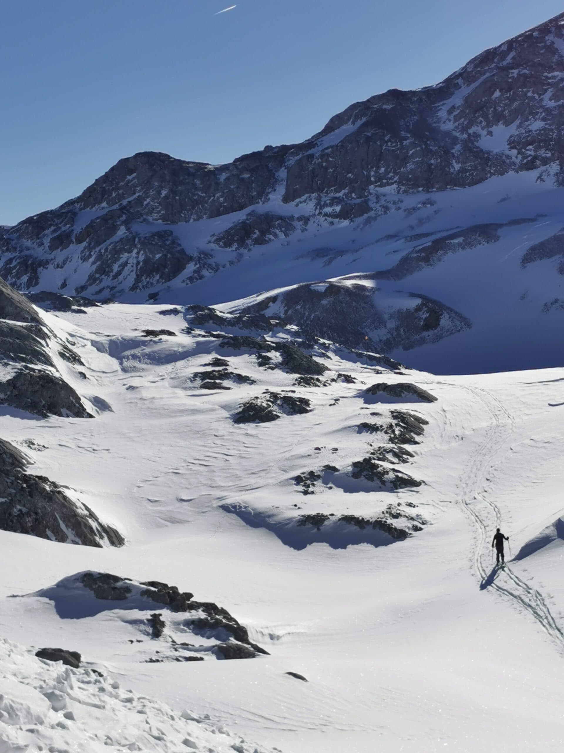 Hochalpine Schneelandschaft mit Felsen und Windverwehungen am Dachstein-Gletscher.