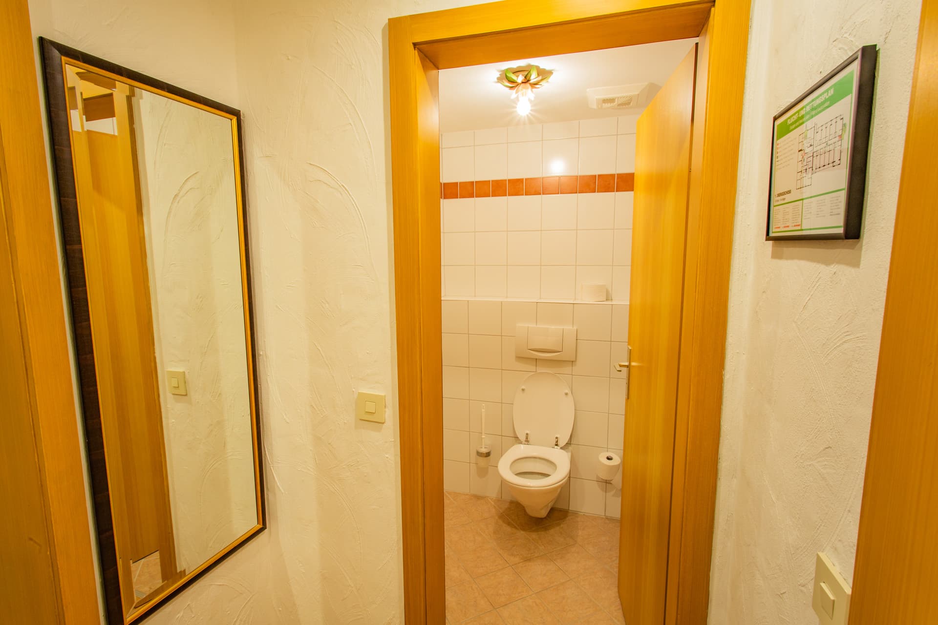 Helles Badezimmer mit Dusche und WC im Hotel Pehab.