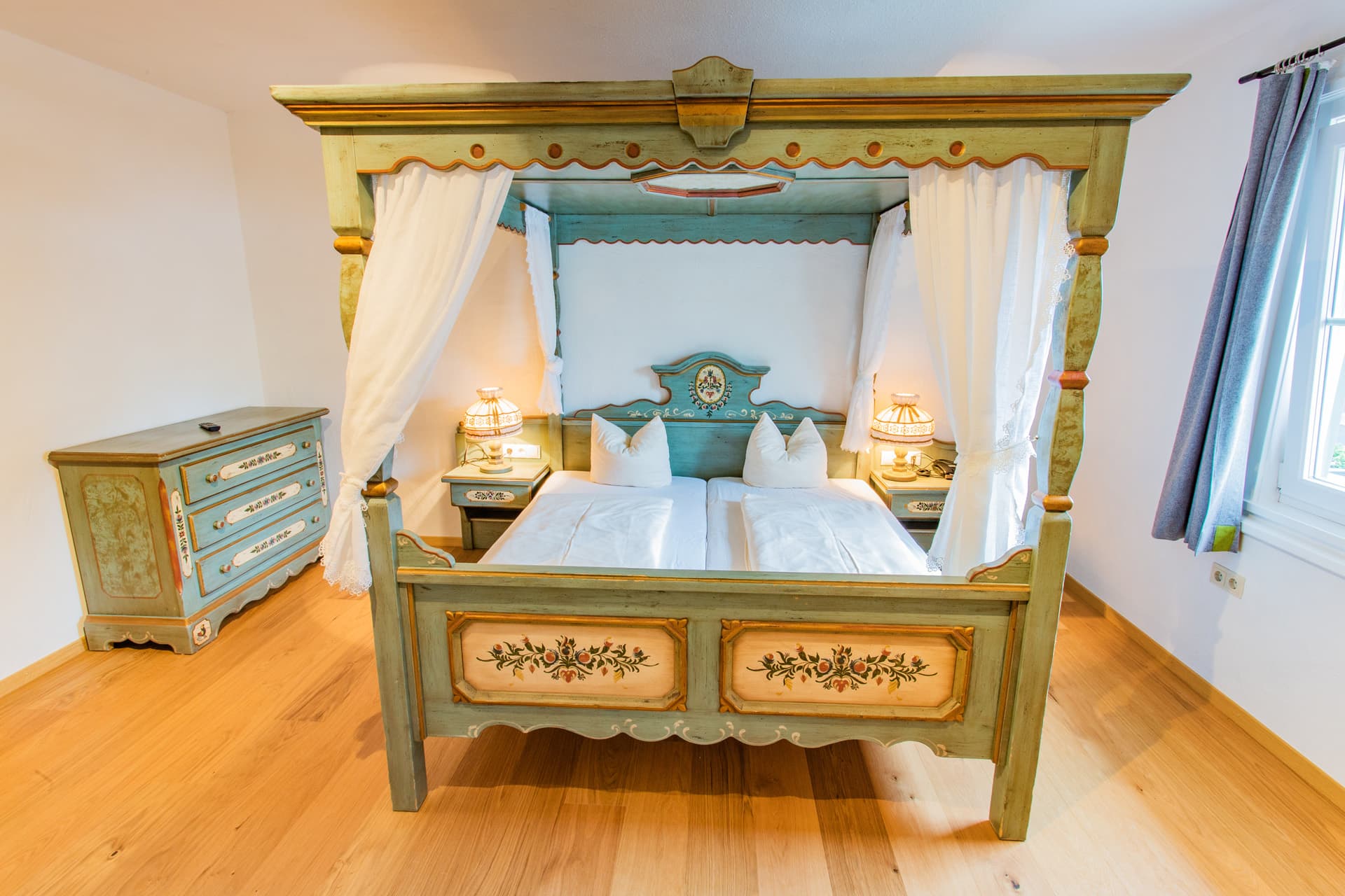 Elegantes Himmelbett mit kunstvollen Verzierungen im Hotel Pehab.