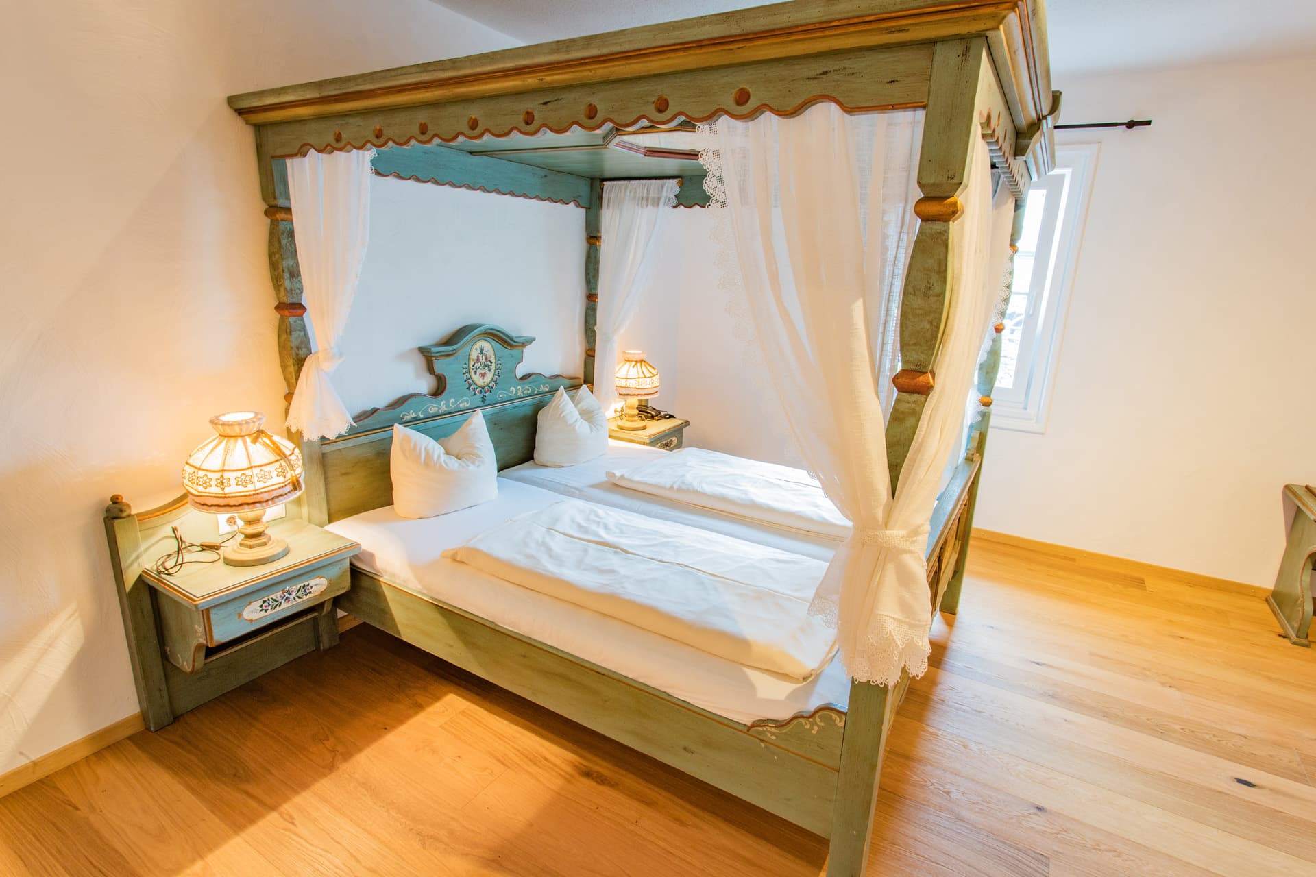 Romantisches Himmelbett im Landhausstil in einem Hotel Pehab Zimmer.