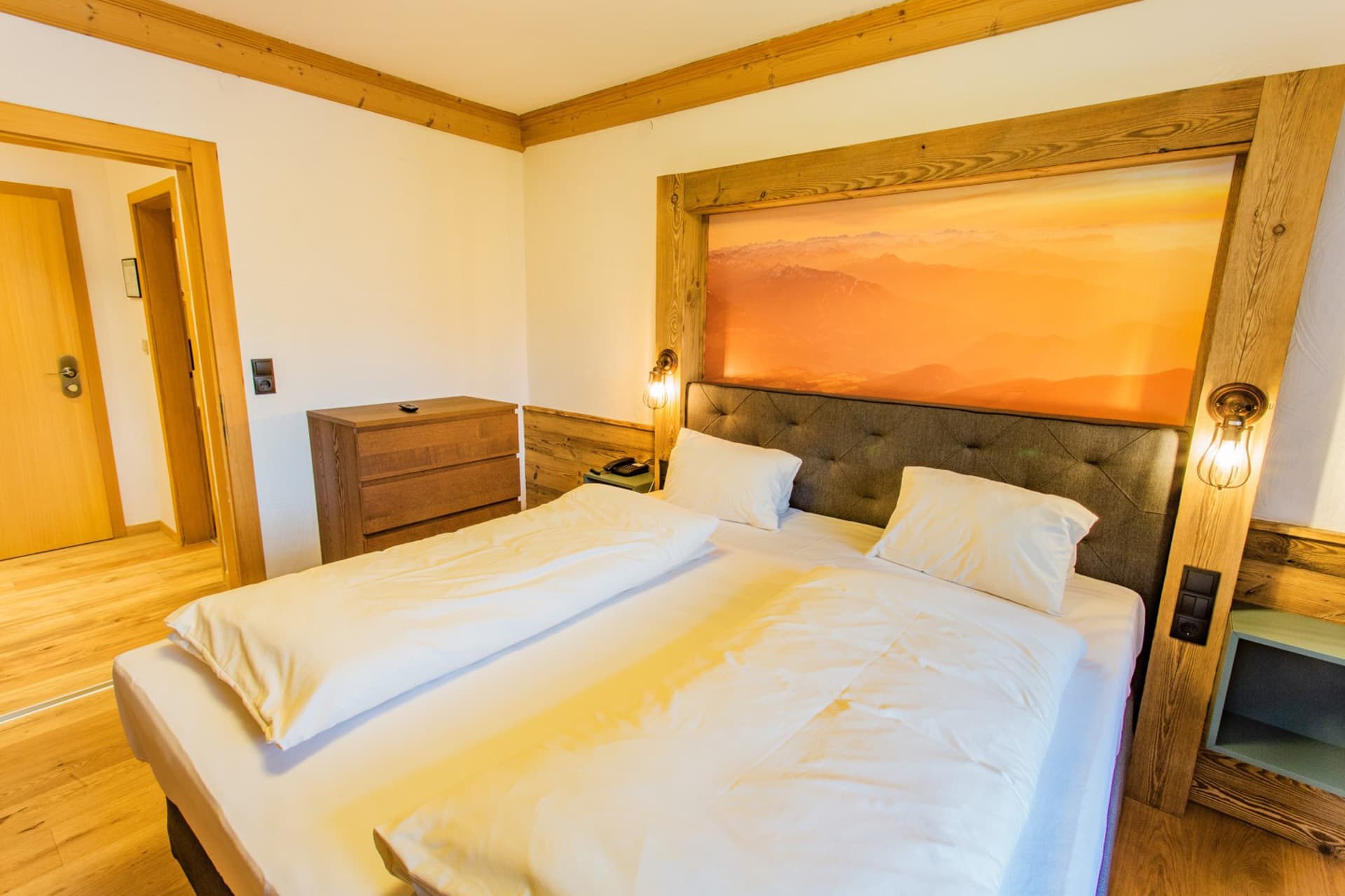 Moderner Wohn-Schlafbereich mit Sofaecke im Hotel Pehab.