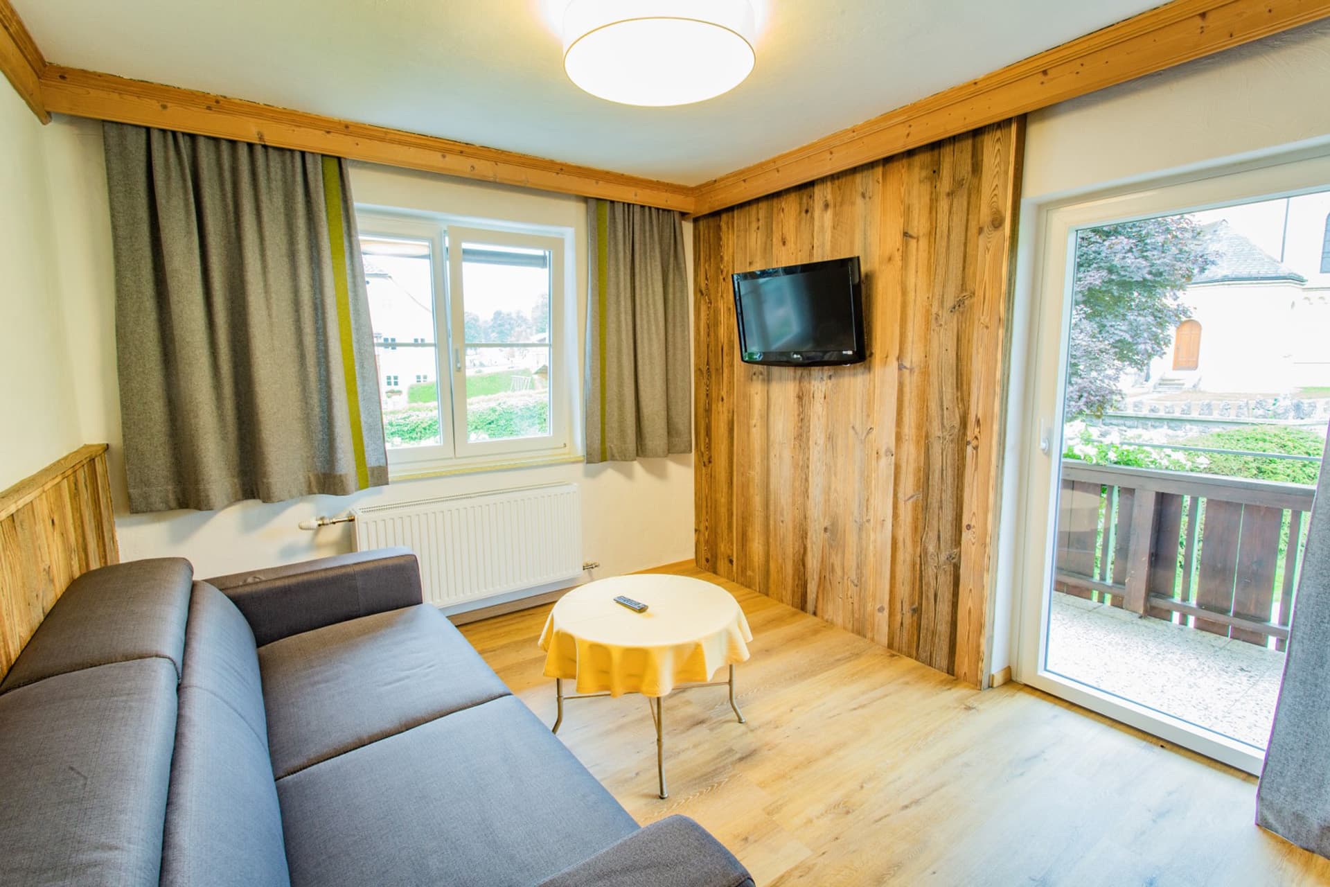 Moderner Wohn-Schlafbereich mit Sofaecke im Hotel Pehab.