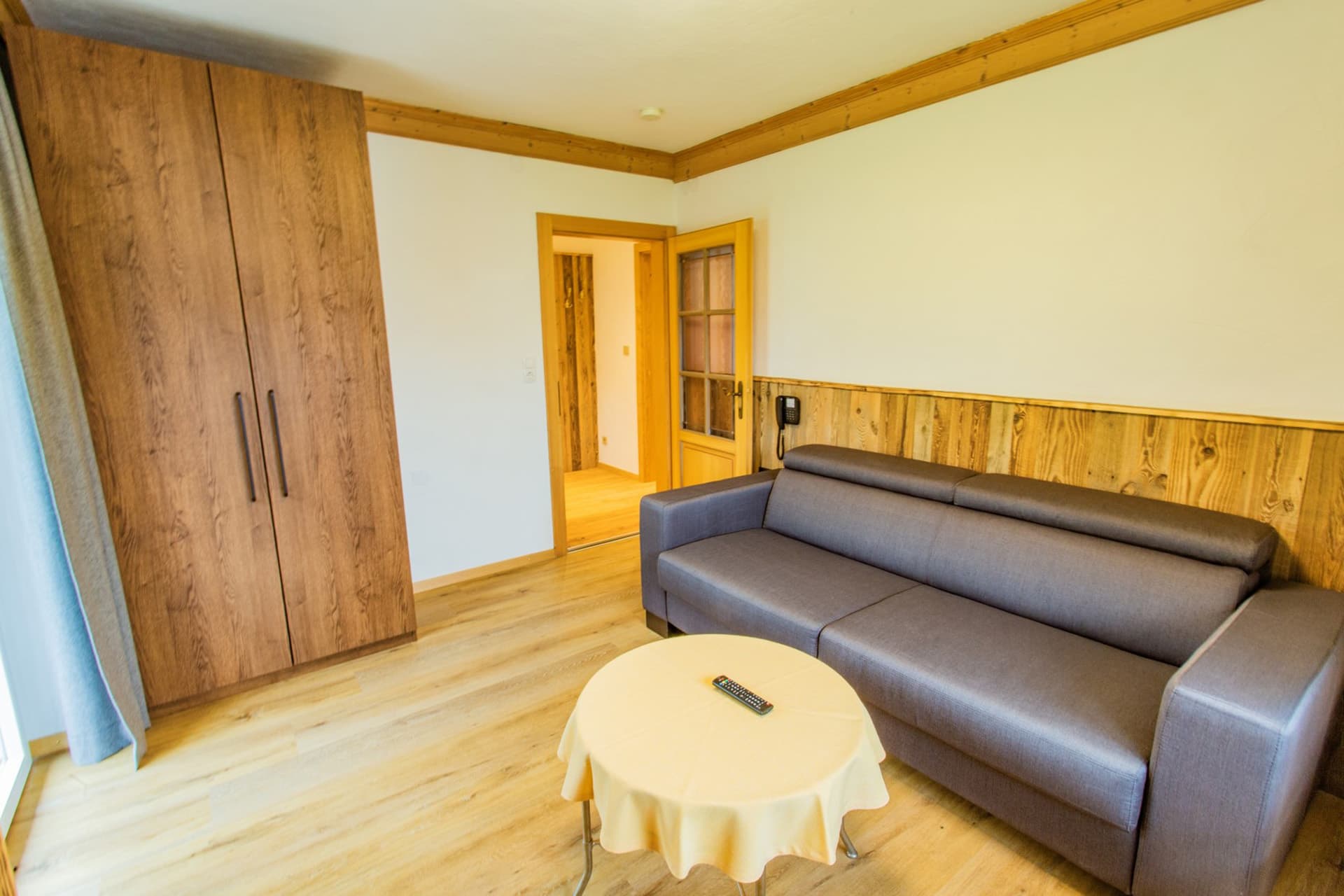 Moderner Wohn-Schlafbereich mit Sofaecke im Hotel Pehab.