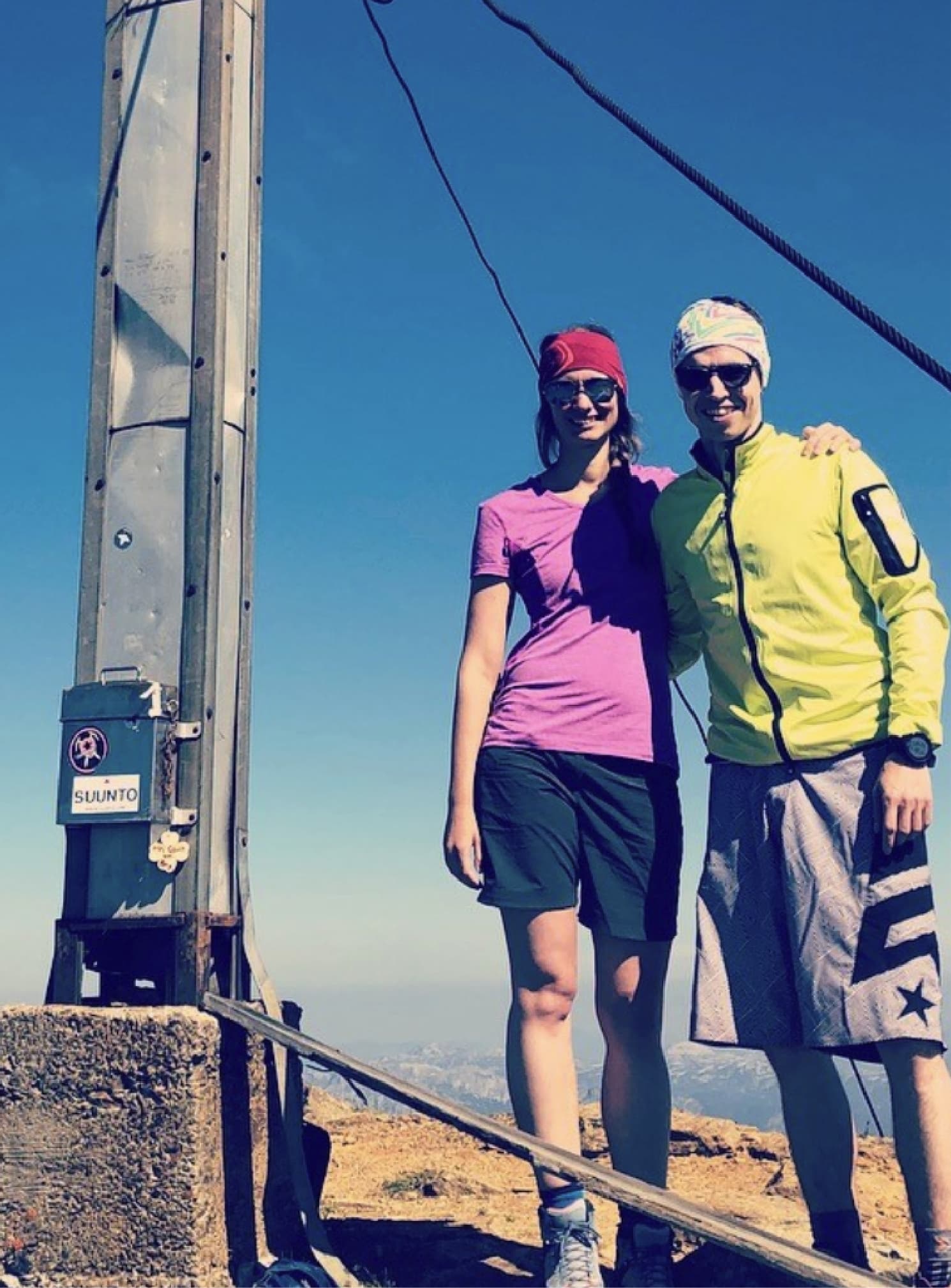 Clarissa und Ferdi stehen an einem Gipfelkreuz im Dachstein-Gebiet.