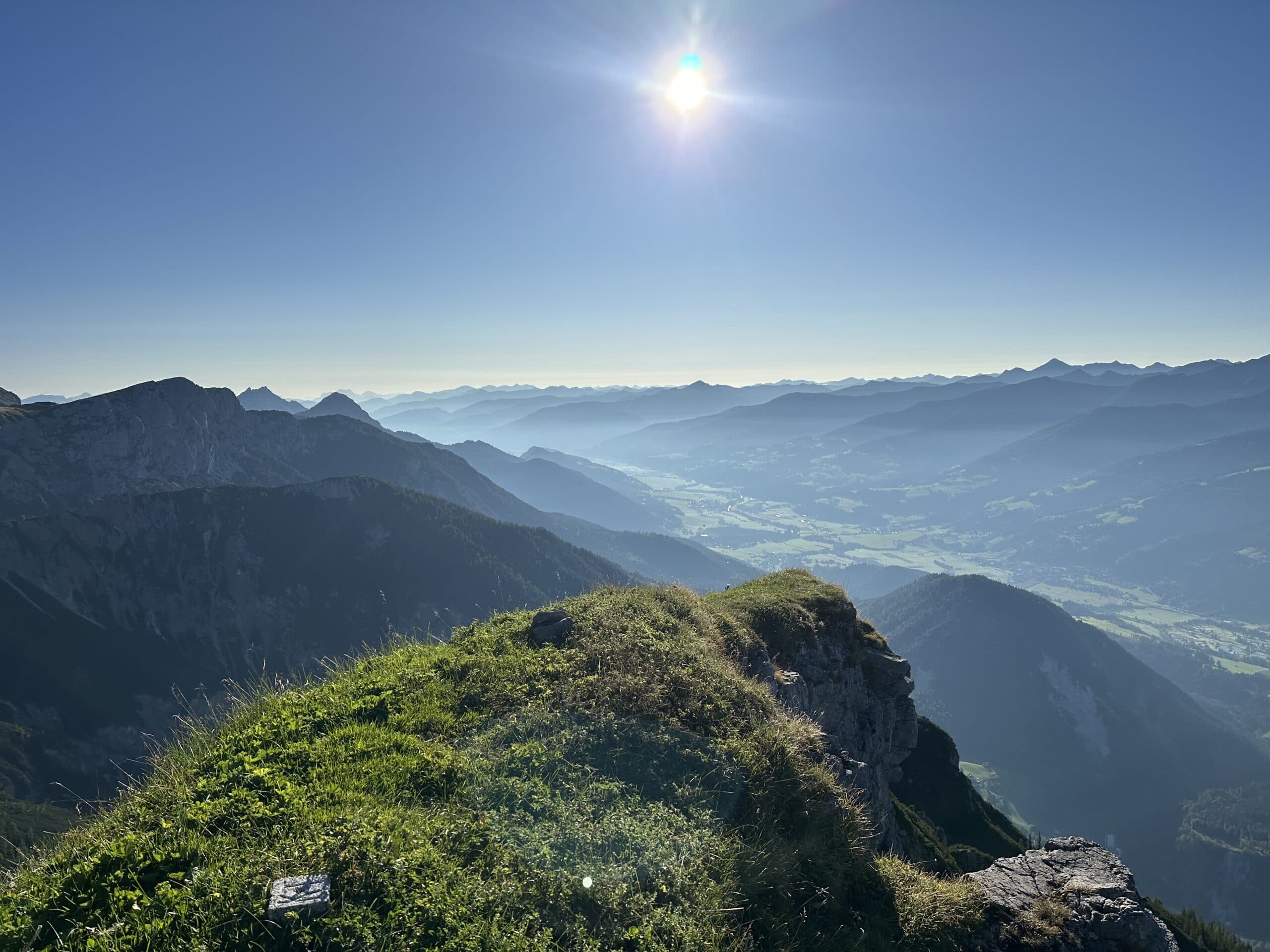 Sonnenuntergang über zerklüfteten Bergspitzen nahe Ramsau am Dachstein.