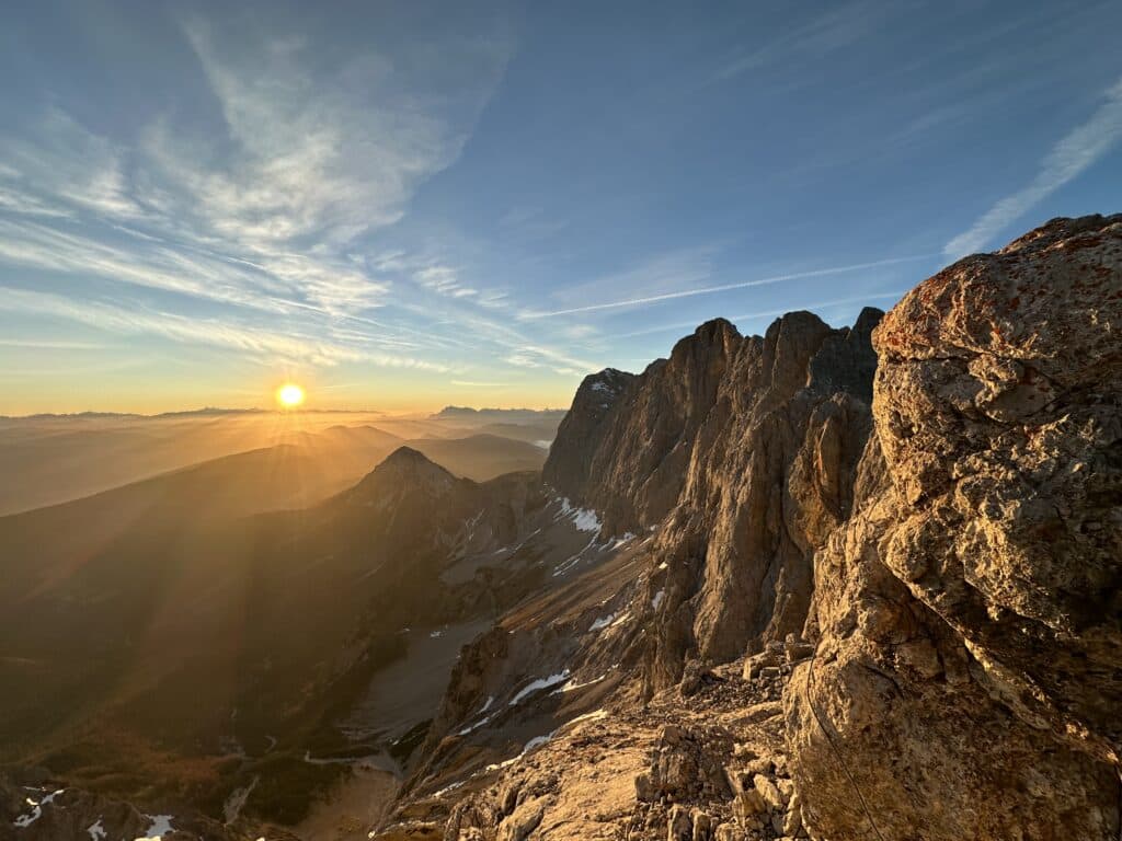 Dramatischer Sonnenuntergang über Felsformationen im Dachstein-Gebiet.
