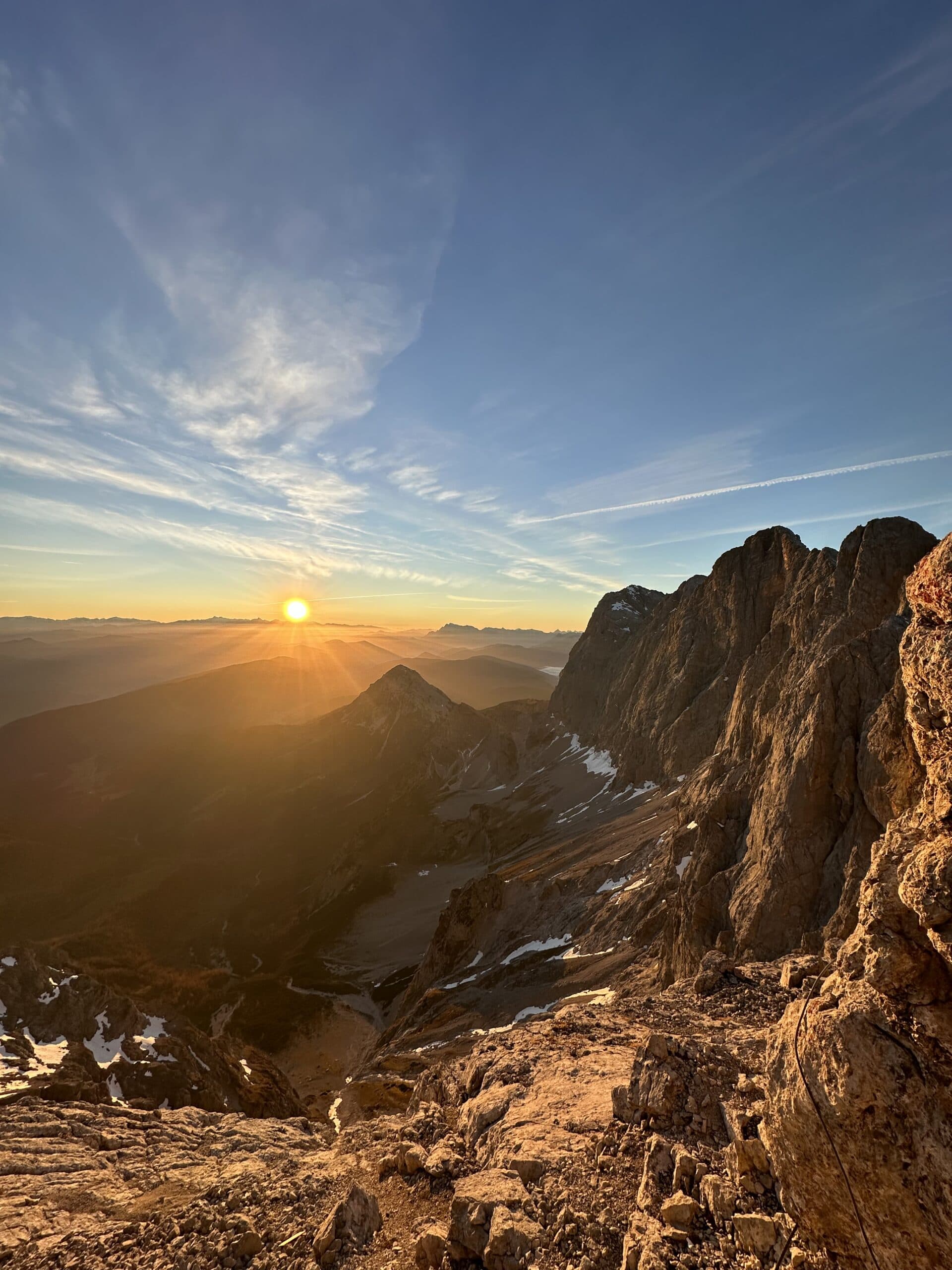 Sonnenuntergang über steilen Felszacken im Dachstein-Gebiet nahe dem Hotel Pehab.