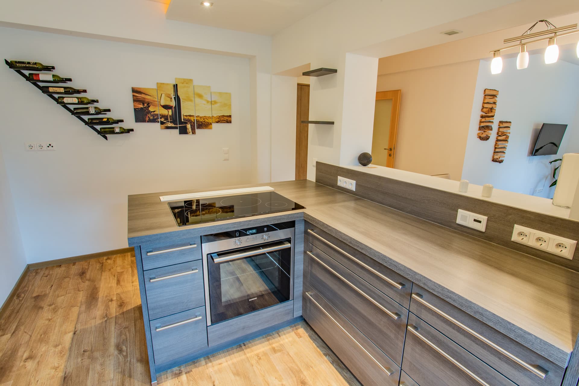 Offene Küche mit viel Stauraum und Kochinsel im Hotel Pehab Appartement.