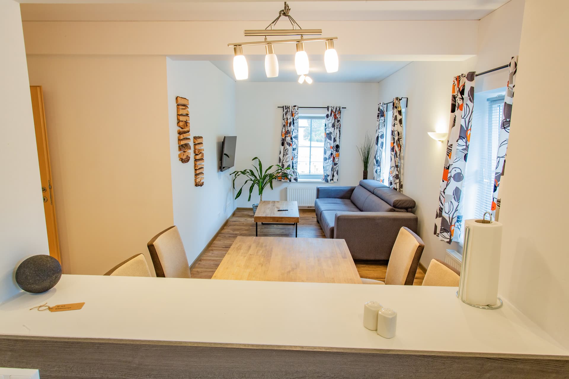 Großzügiger Wohnbereich mit Essplatz und Sofa im Appartement des Hotel Pehab.