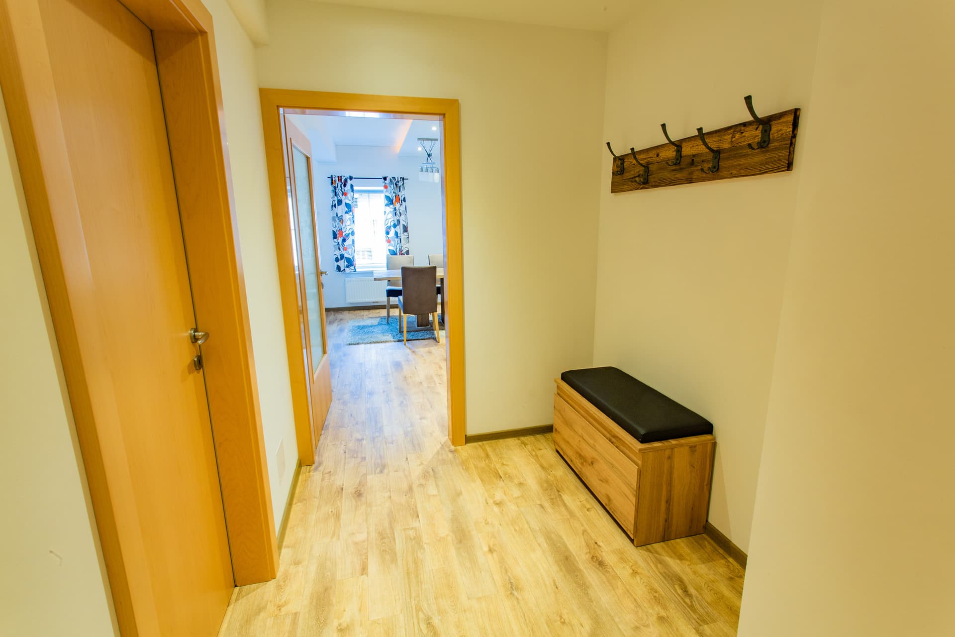 Wohnzimmer mit Sofa und hellem Holzboden im Hotel Pehab Appartement.