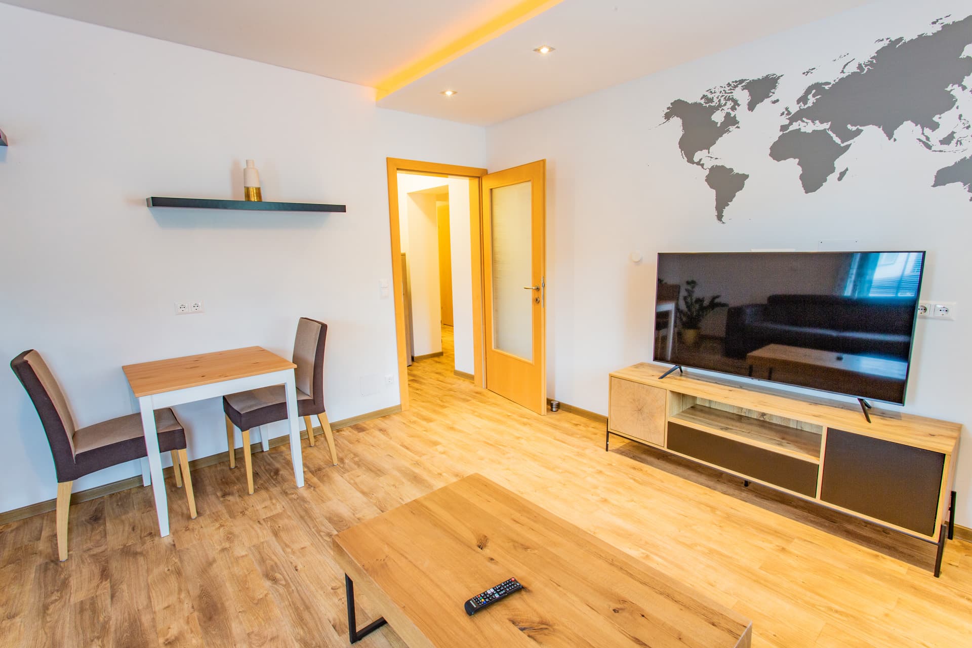 Moderner Wohnbereich mit großem Sofa und TV im Appartement des Hotel Pehab.