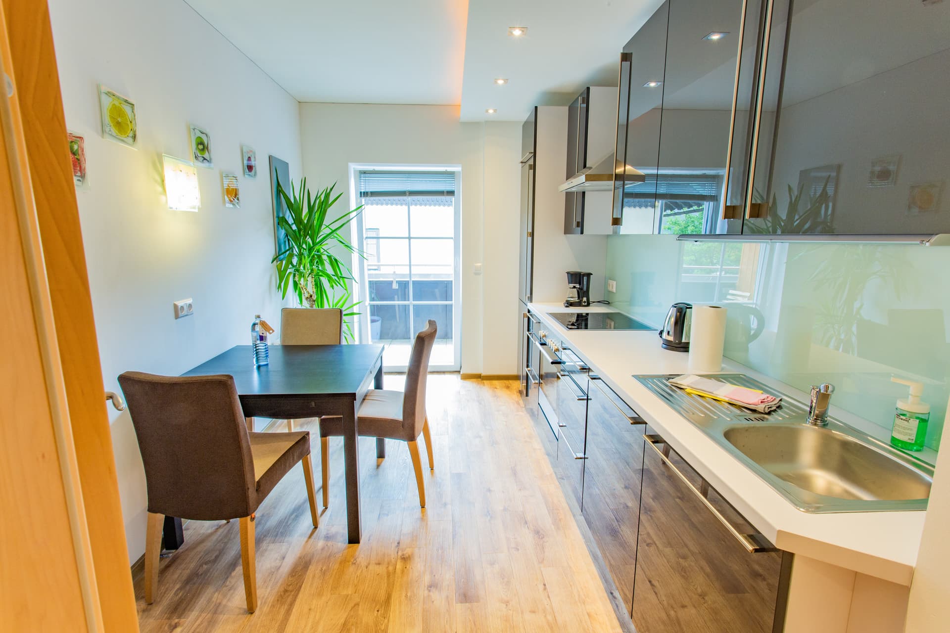 Heller Ess- und Arbeitsbereich mit Tisch und Stühlen im Appartement des Hotel Pehab.