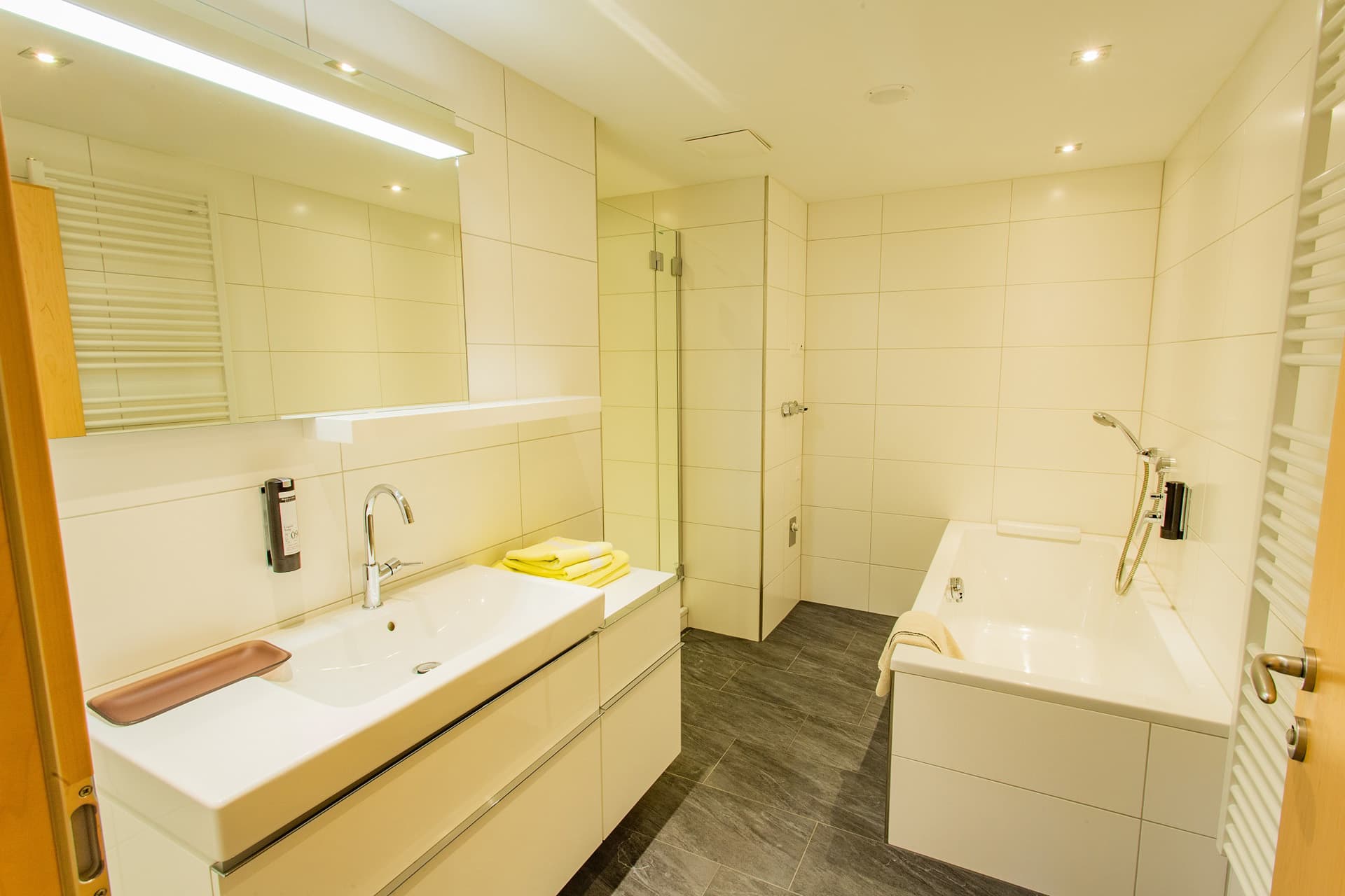 Modernes Badezimmer mit großer Dusche und Doppellavabo im Hotel Pehab.