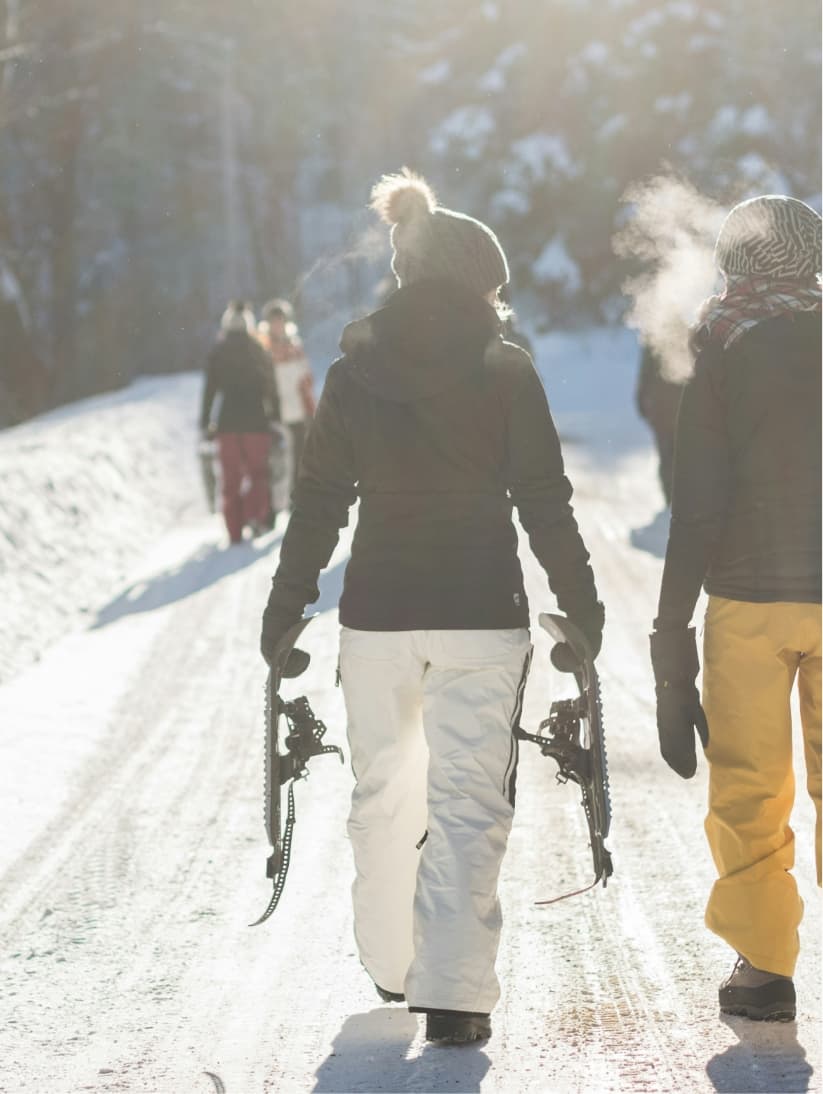 Winterwanderer auf einem verschneiten Pfad mit klarer, kalter Luft.