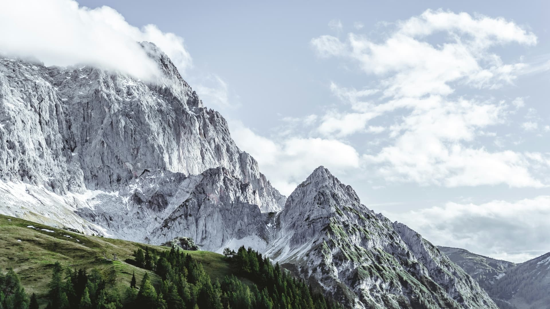 Bergmassiv mit schroffen Felsen und blauem Himmel bei Ramsau am Dachstein.