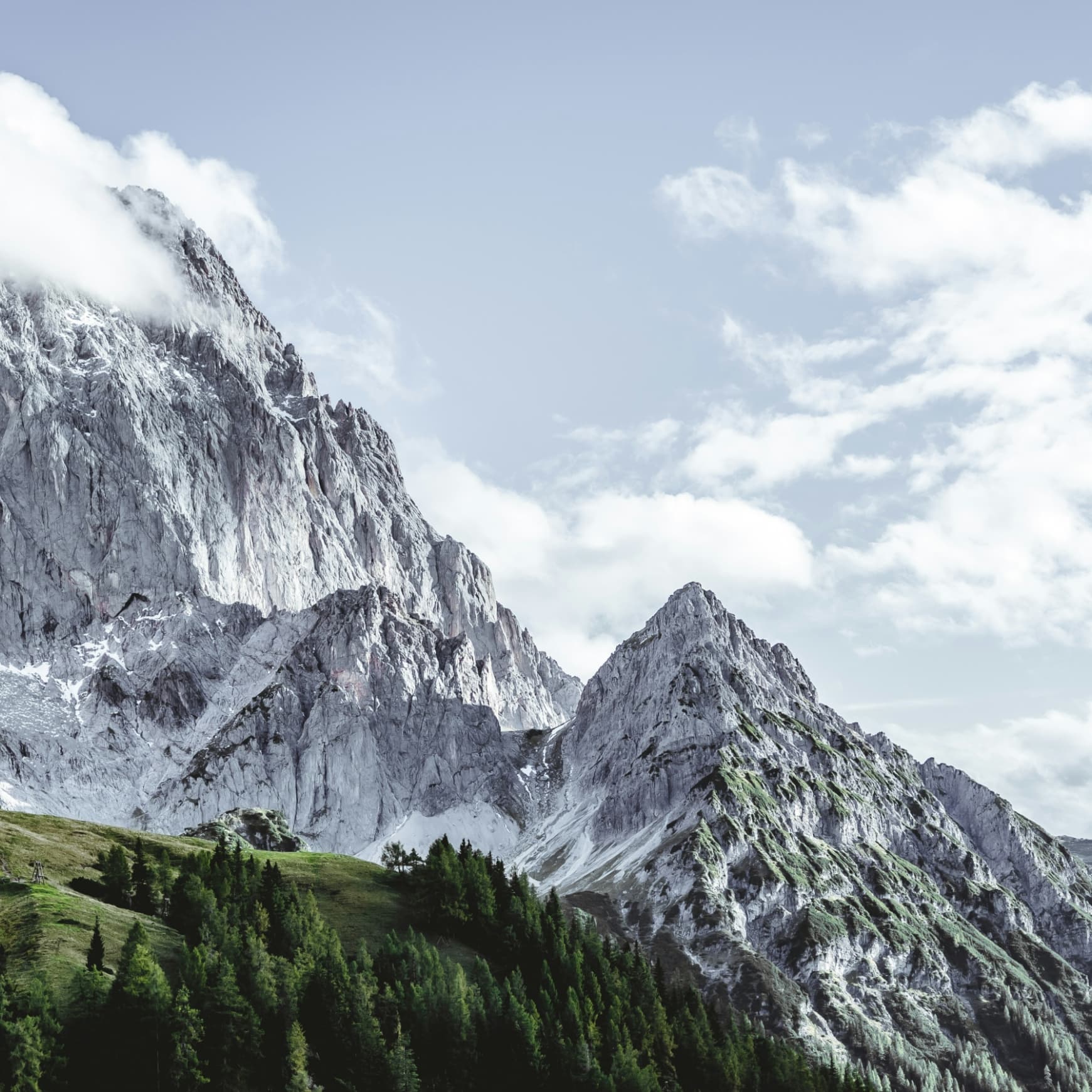 Felsmassiv des Dachsteins mit klarer Fernsicht.