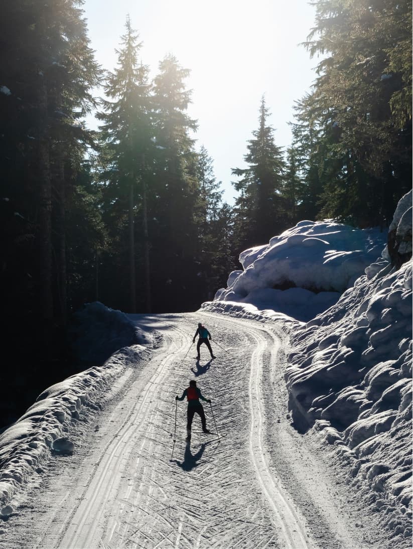 Winterwanderer auf einem verschneiten Pfad mit klarer, kalter Luft.