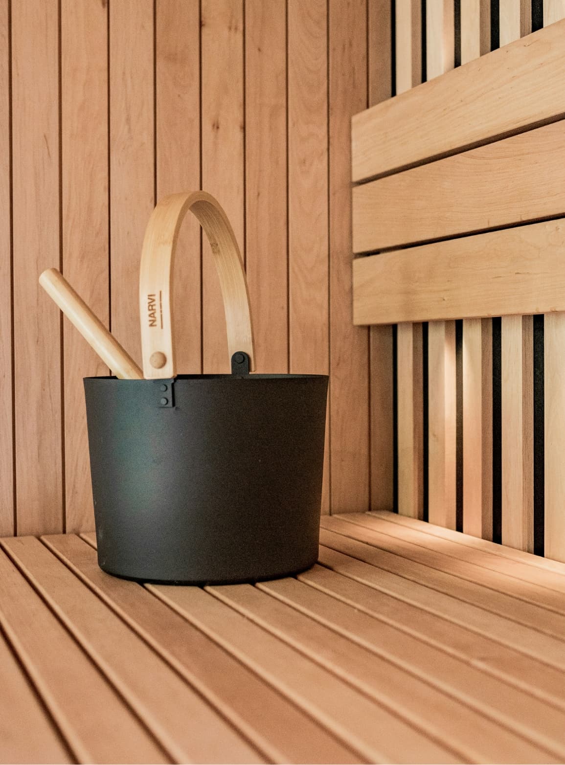 Saunakübel und Aufgusskelle im Wellnessbereich des Hotel Pehab.