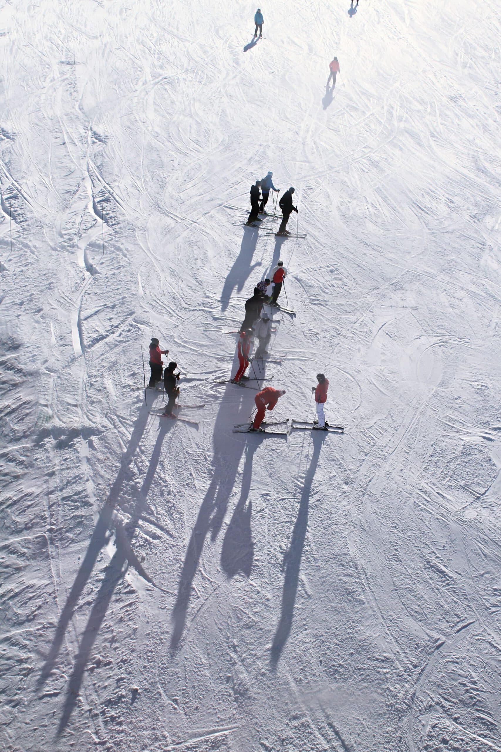 Gruppe von Skifahrern im Schnee aus der Vogelperspektive auf der Planai.