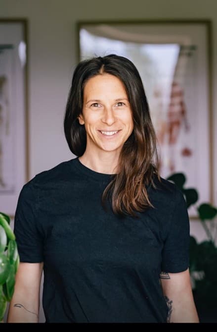 Portrait einer lächelnden Frau, Yoga- und Entspannungscoach im Hotel Pehab.