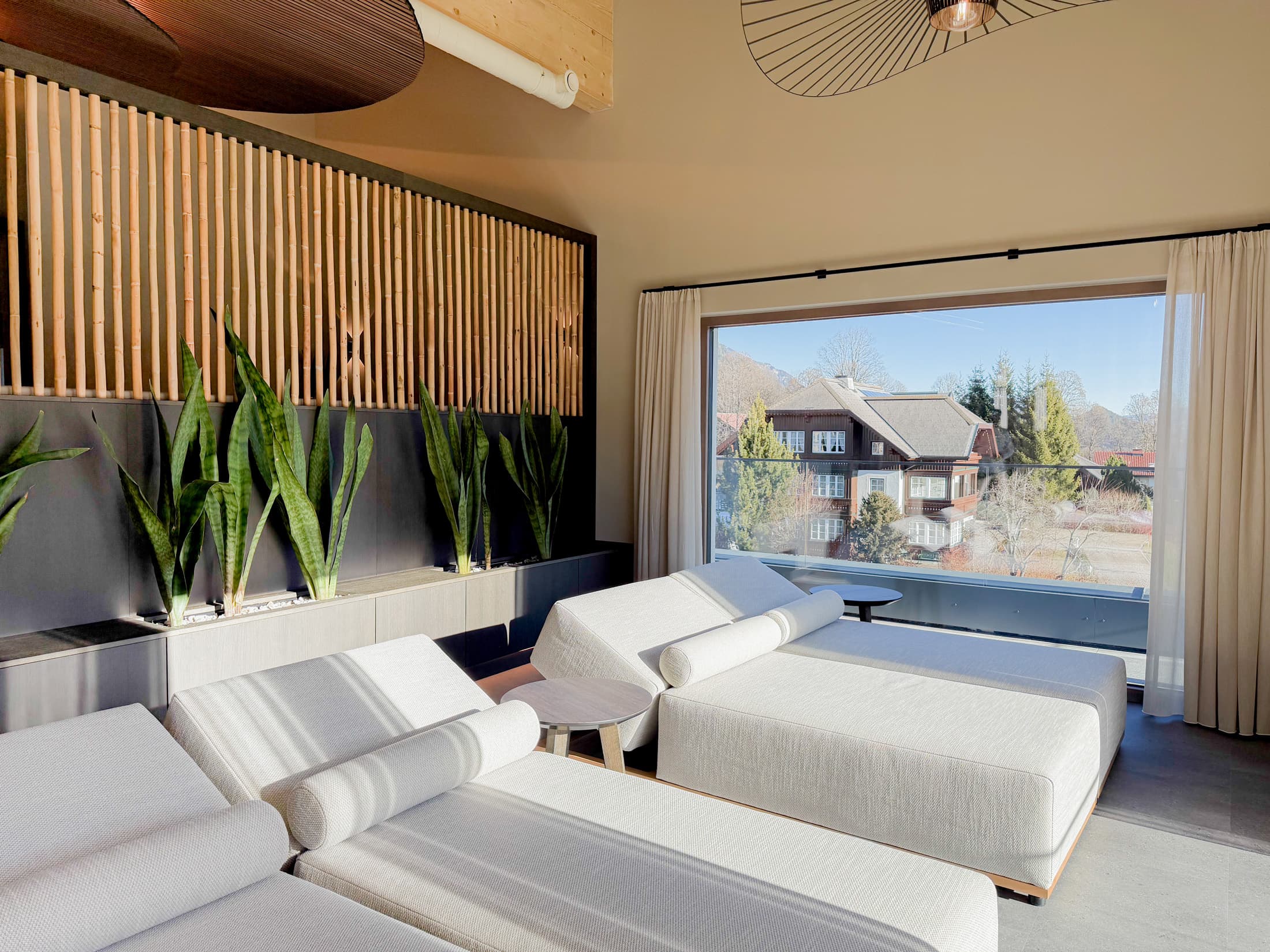 Heller Ruheraum mit gepolsterten Liegen, Vorhängen und Tageslicht