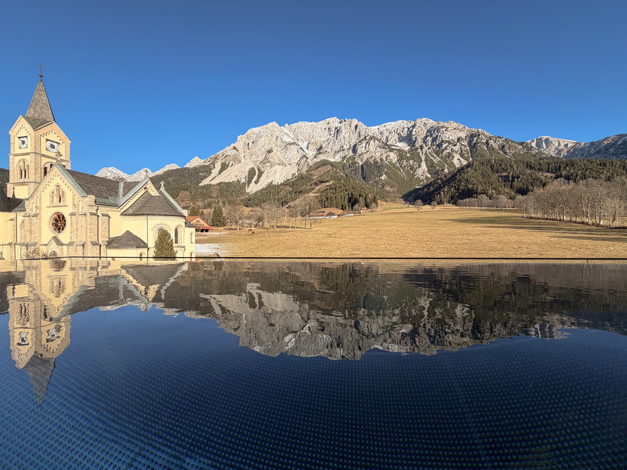 Dachstein Rooftop-Pool mit Blick auf das Dachsteinmassiv