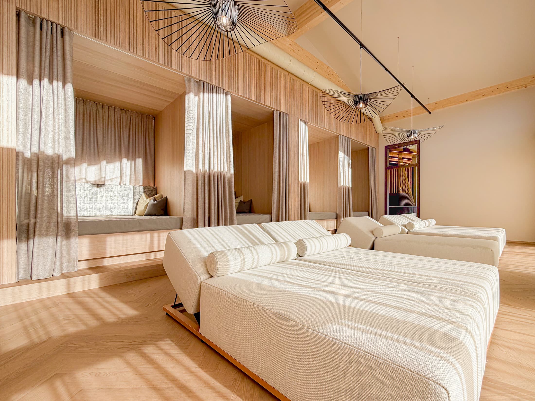 Wohlfühlen zwischen Bergen, Wärme und Weite.