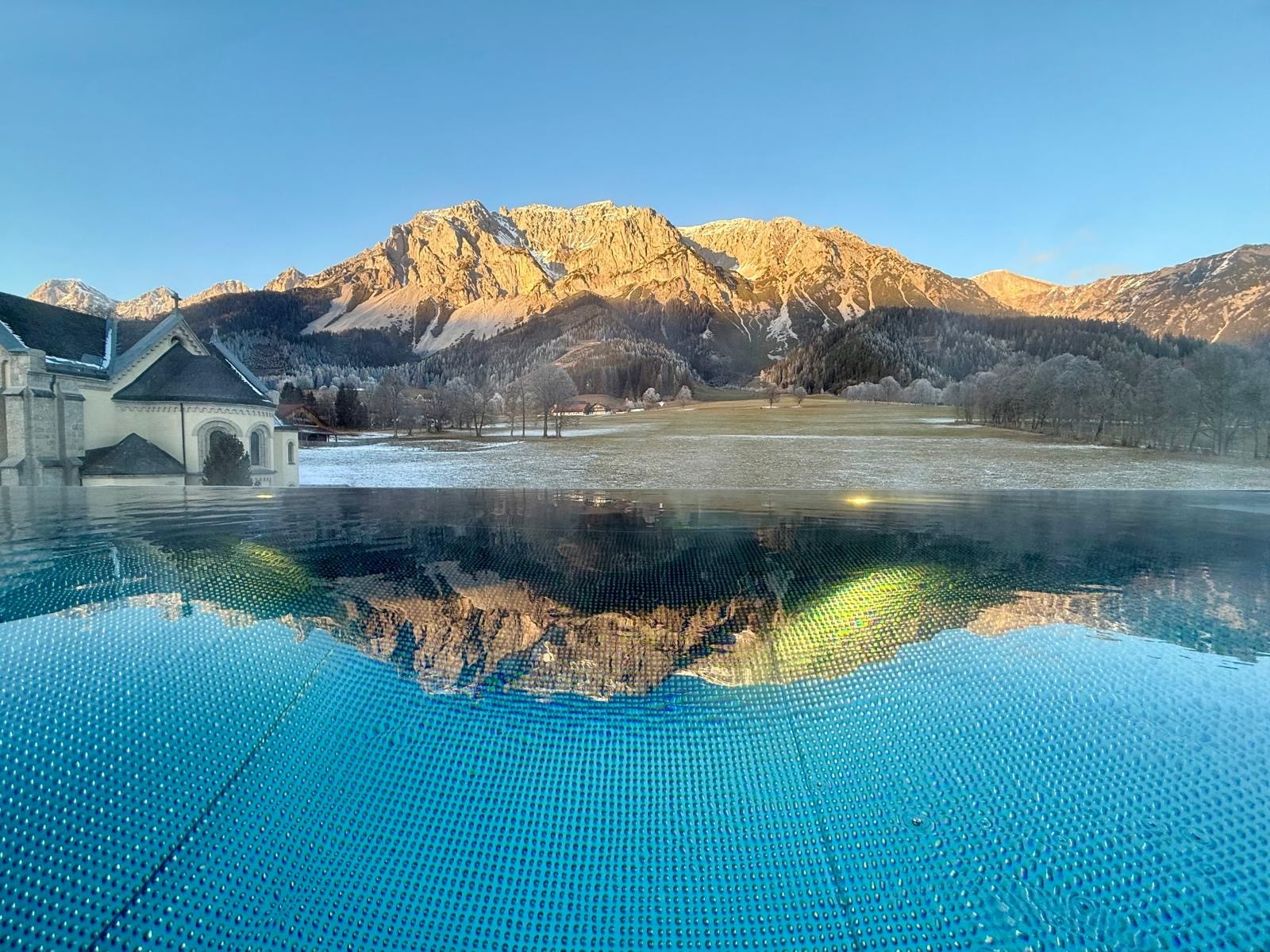 Rooftop-Pool mit Aussicht in die Natur und Berge. Mitten in Ramsau am Dachstein.