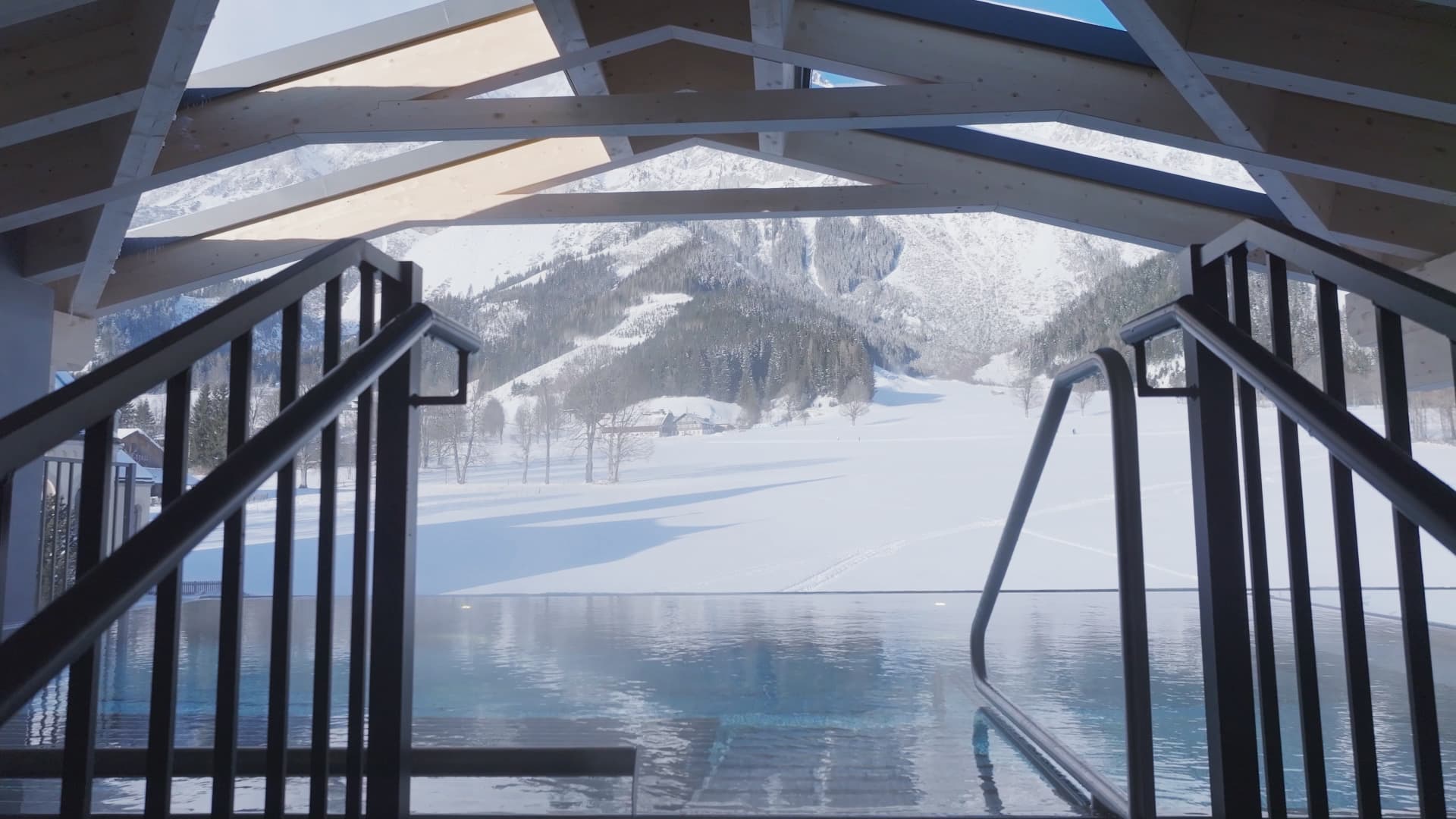 Dachstein Rooftop-Pool mit Bergblick