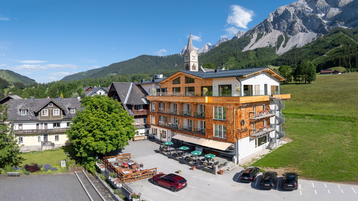 Hotel Pehab vor der Dachstein-Südwand in Ramsau am Dachstein